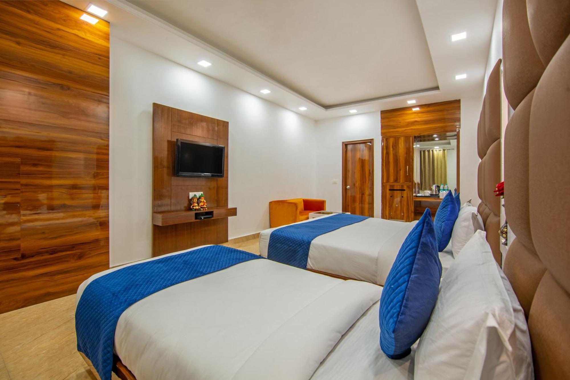 Rahul Palace By Golden Tree Near Metro Station And Ajmal Khan Market Ню Делхи Екстериор снимка