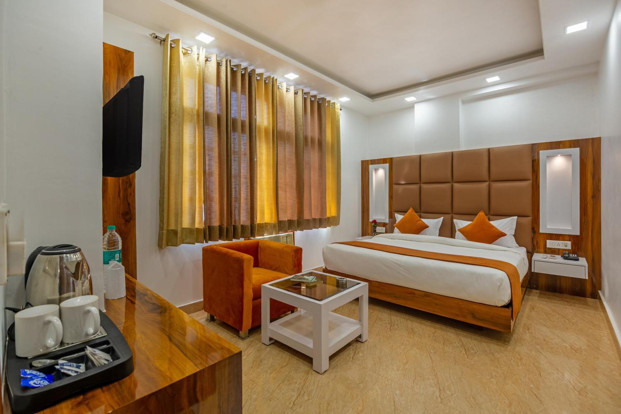 Rahul Palace By Golden Tree Near Metro Station And Ajmal Khan Market Ню Делхи Екстериор снимка