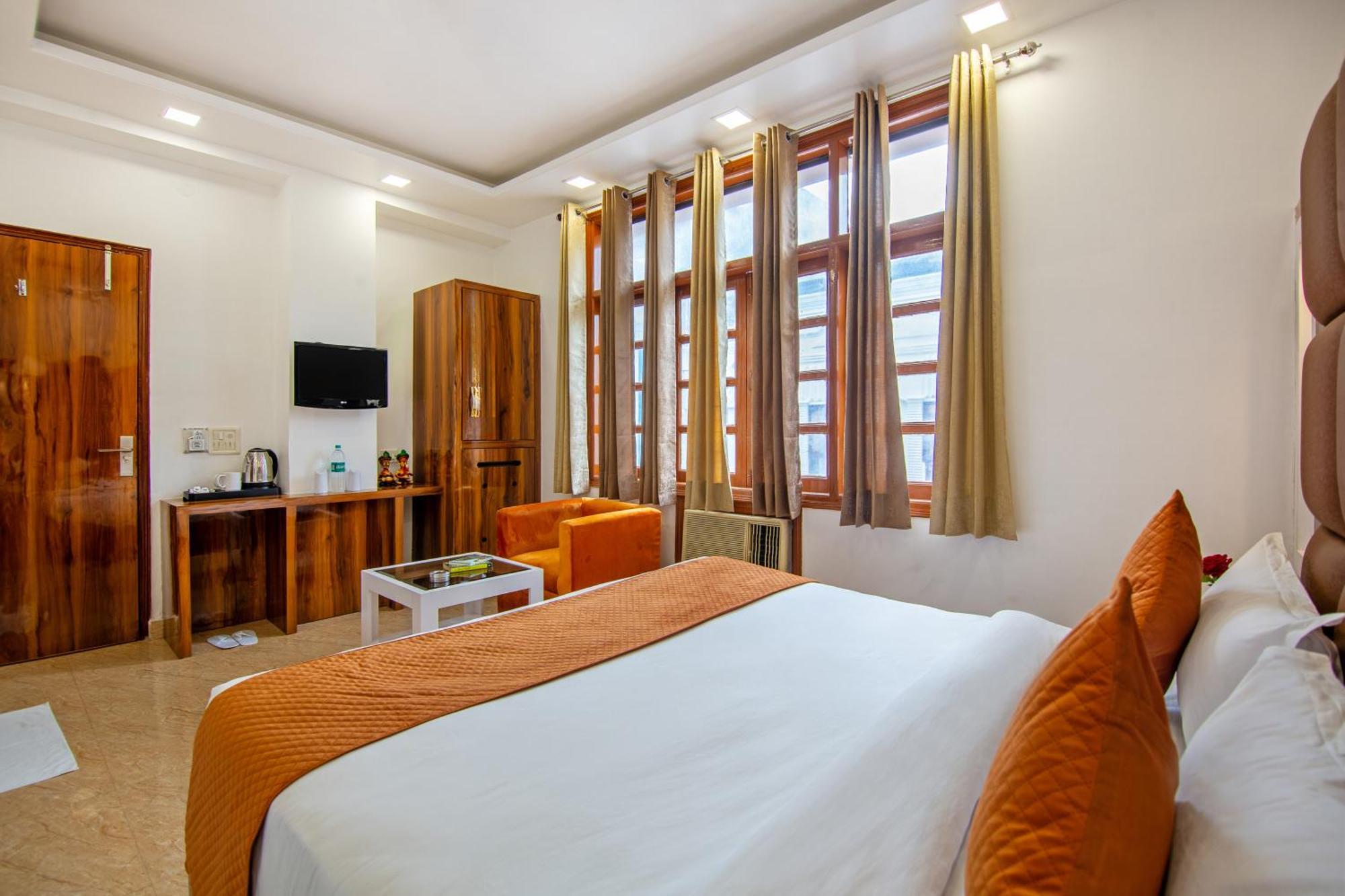 Rahul Palace By Golden Tree Near Metro Station And Ajmal Khan Market Ню Делхи Екстериор снимка