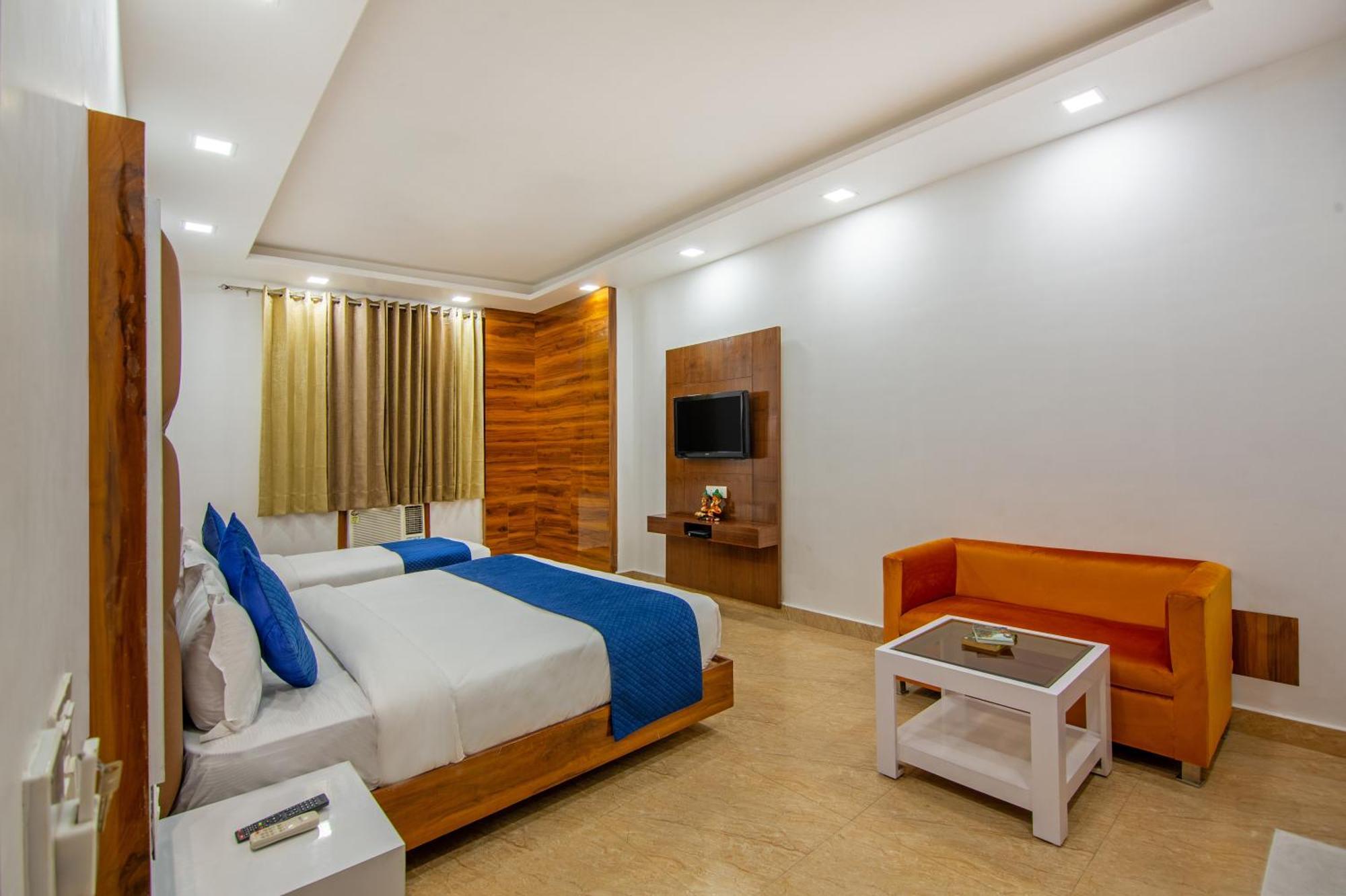 Rahul Palace By Golden Tree Near Metro Station And Ajmal Khan Market Ню Делхи Екстериор снимка
