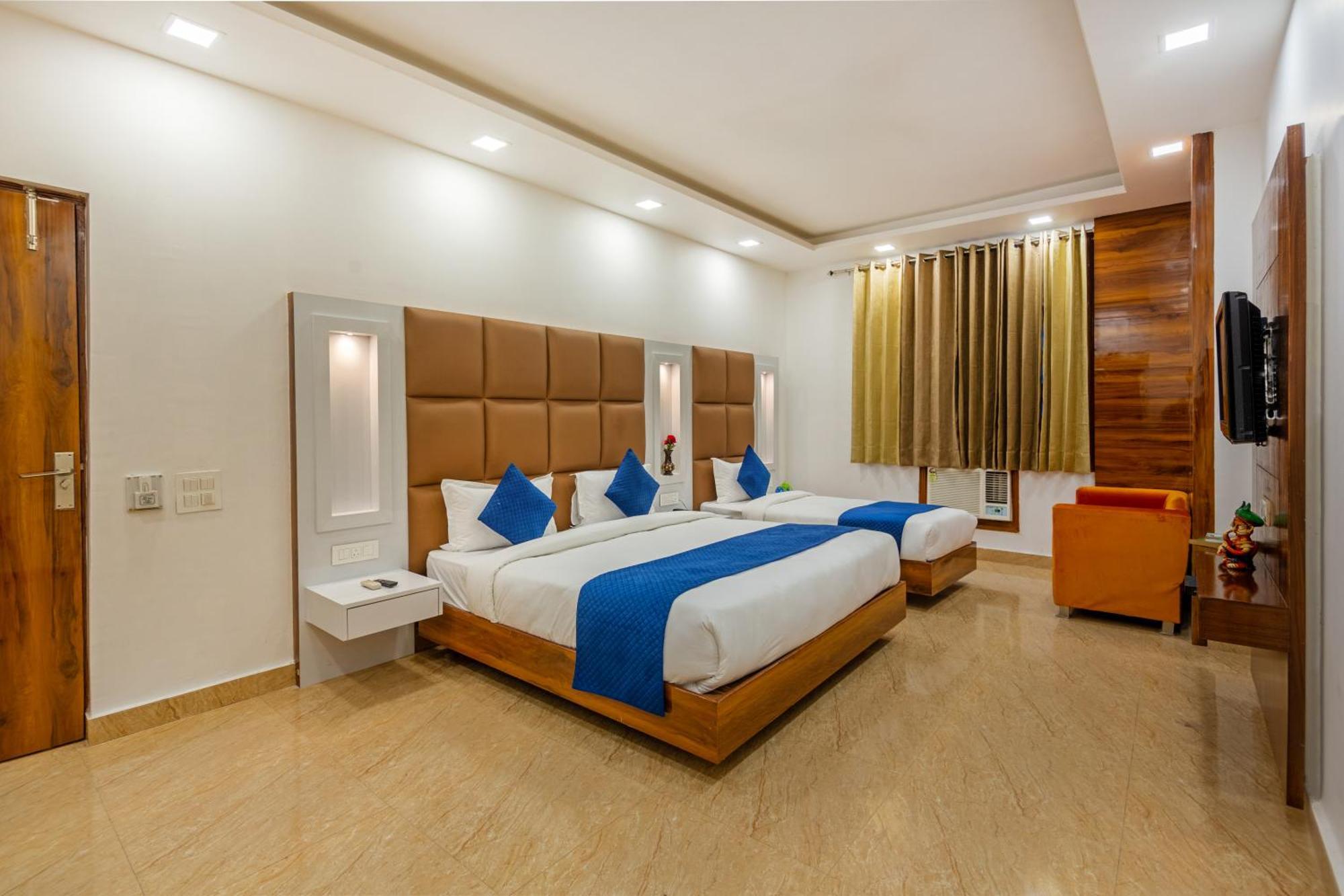 Rahul Palace By Golden Tree Near Metro Station And Ajmal Khan Market Ню Делхи Екстериор снимка