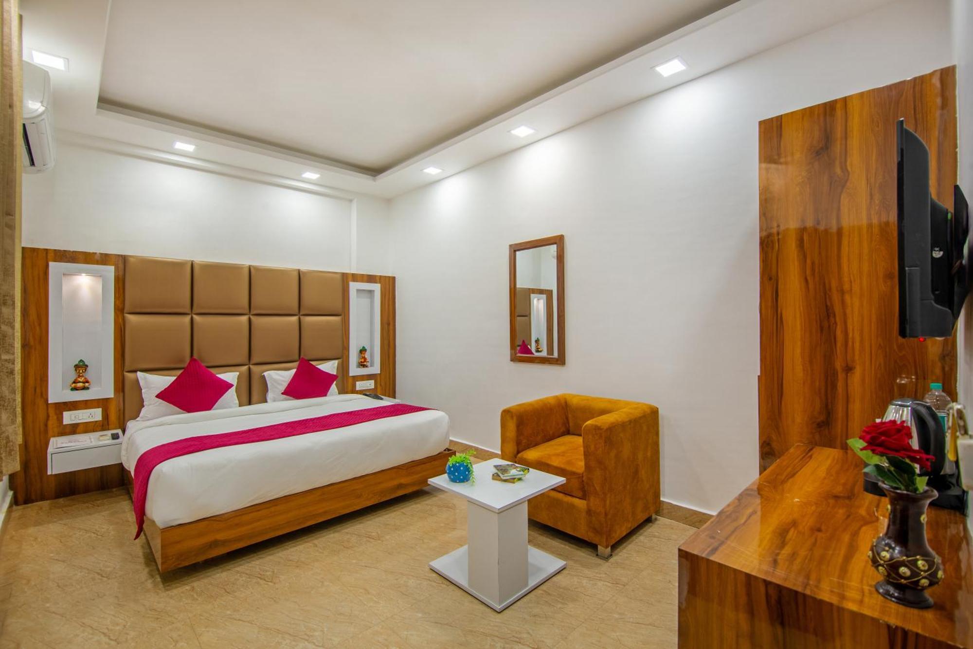 Rahul Palace By Golden Tree Near Metro Station And Ajmal Khan Market Ню Делхи Екстериор снимка