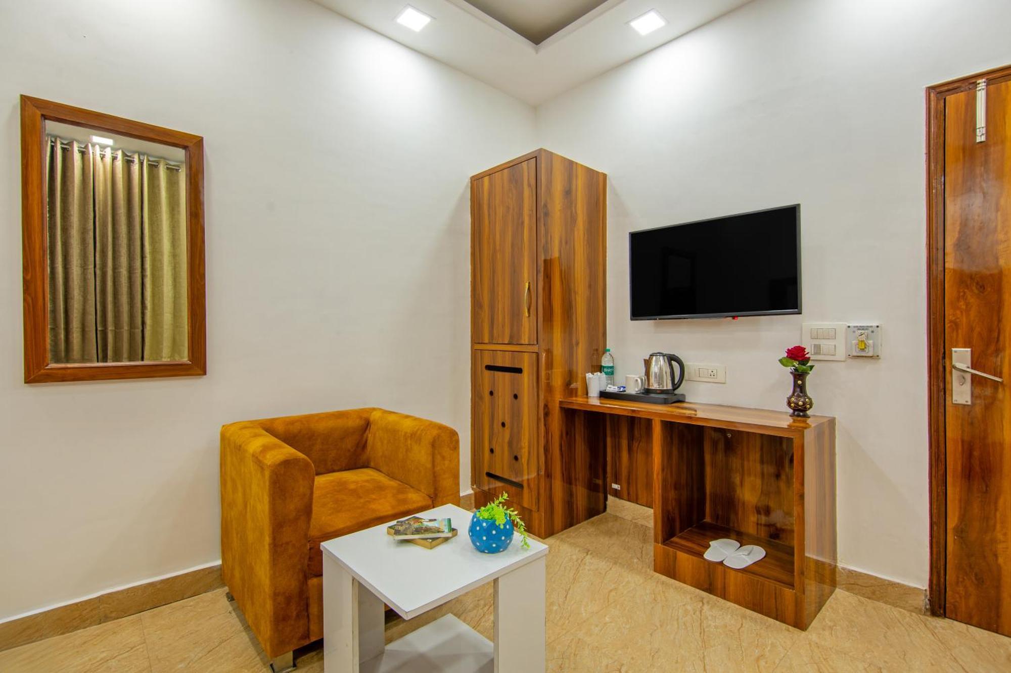 Rahul Palace By Golden Tree Near Metro Station And Ajmal Khan Market Ню Делхи Екстериор снимка