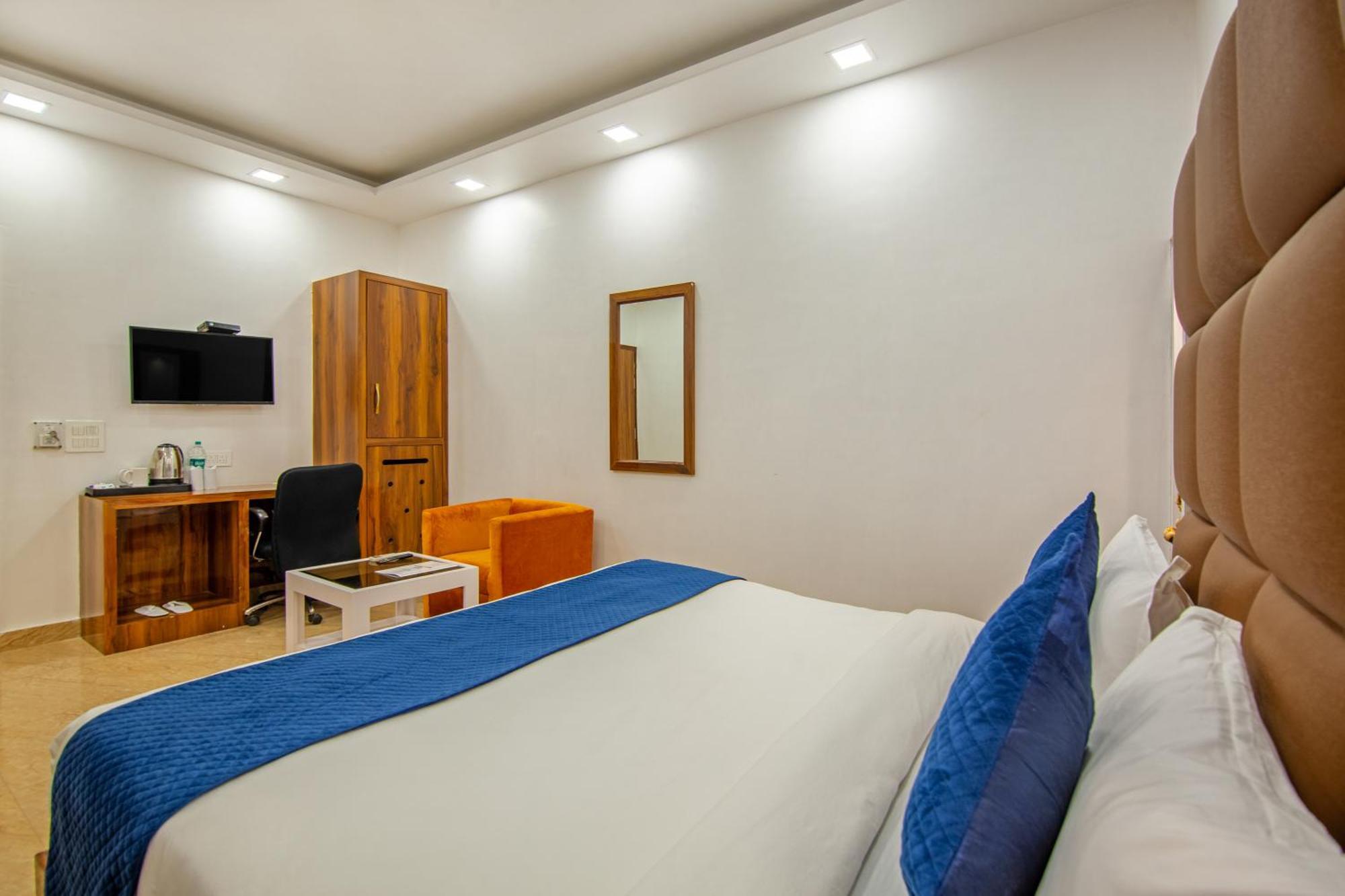 Rahul Palace By Golden Tree Near Metro Station And Ajmal Khan Market Ню Делхи Екстериор снимка