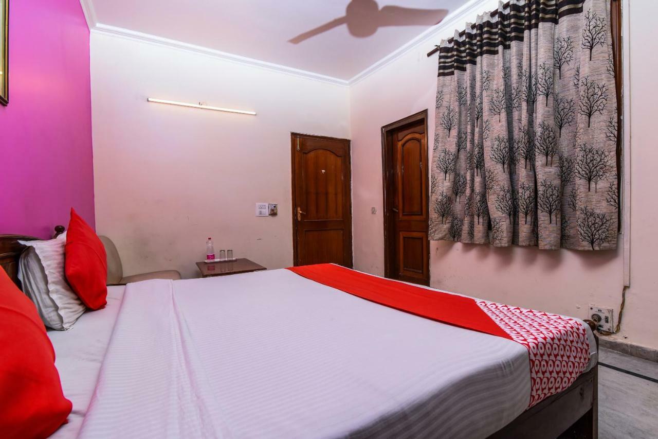 Rahul Palace By Golden Tree Near Metro Station And Ajmal Khan Market Ню Делхи Екстериор снимка